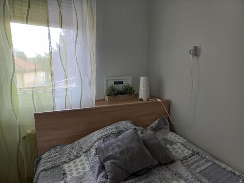 Un pat sau paturi într-o cameră la Berik Apartman