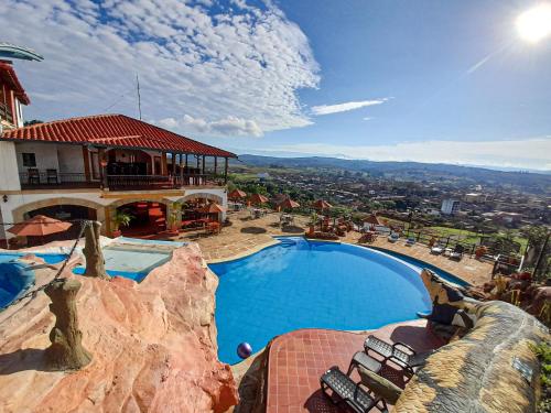 En udsigt til poolen hos Hotel Las Rocas Resort Villanueva eller i nærheden