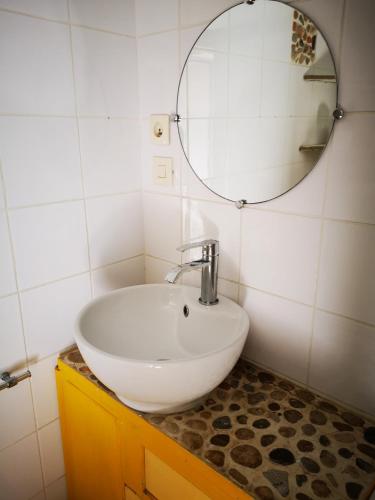 La salle de bains est pourvue d'un lavabo et d'un miroir. dans l'établissement Studio vacances proche plages, à Neufchâtel-Hardelot
