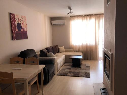 A seating area at PM Mountain View Fireside Retreat Bansko