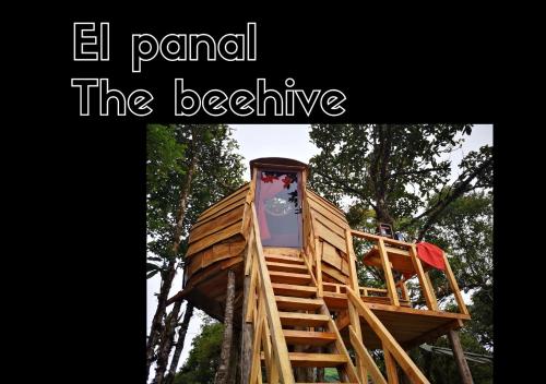 una casa del árbol en el bosque con las palabras El panel de la colmena en Escapadita al Bosque en San Isidro