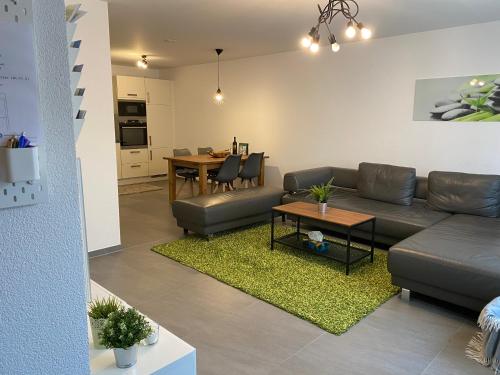 - un salon avec un canapé et une table dans l'établissement FeWo Souterrain TT-Bodensee, à Tettnang