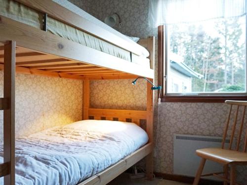 BrastadにあるHoliday home BRASTAD Vの窓付きの部屋の二段ベッド1台分です。