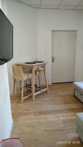- une table et des chaises dans une pièce avec porte dans l'établissement Studio Neuf Climatisé tout équipé #3, à Toulon