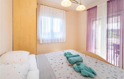 Un ou plusieurs lits dans un hébergement de l'établissement 1 Bedroom Lovely Apartment In Razanac