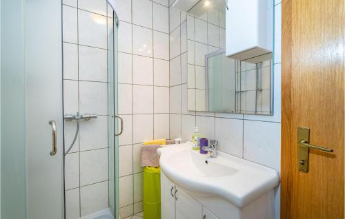Salle de bains dans l'établissement 1 Bedroom Lovely Apartment In Razanac