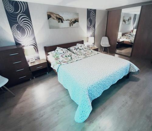 Schlafzimmer mit einem Bett mit blauer Decke in der Unterkunft Apartament przy plaży free parking in Złotów