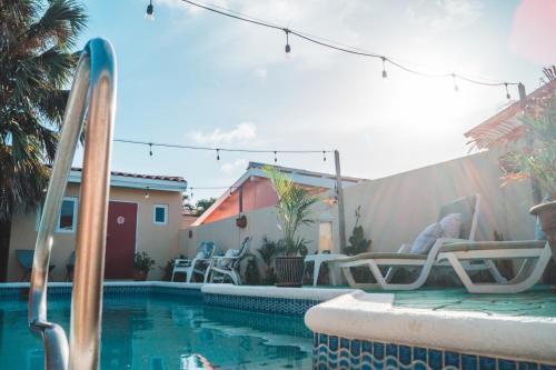 The swimming pool at or close to Courtesy Apartments Aruba