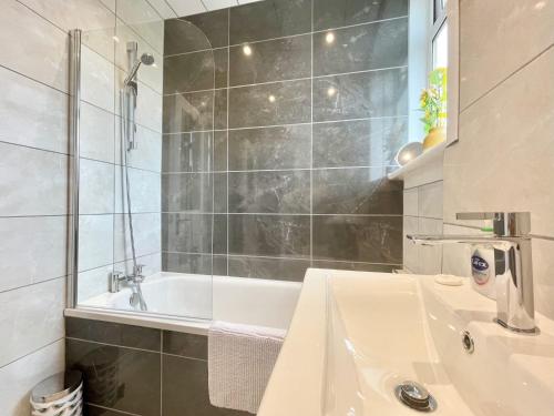 A bathroom at Bella House - 3 bed house in Glasgow