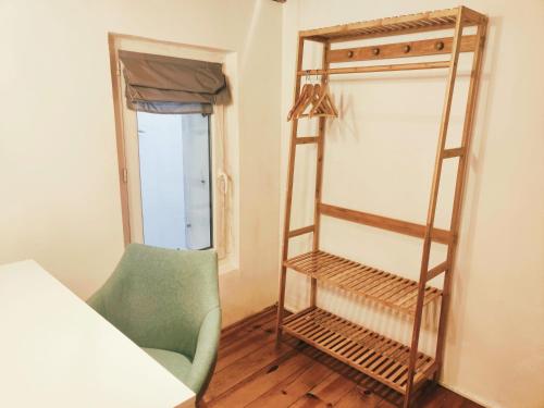 a room with a chair and a bunk bed at ENTRE AIX ET MARSEILLE - Petite maison à Auriol in Auriol