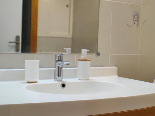 un lavabo de salle de bain avec un robinet et un miroir dans l'établissement ENTRE AIX ET MARSEILLE - Petite maison à Auriol, à Auriol