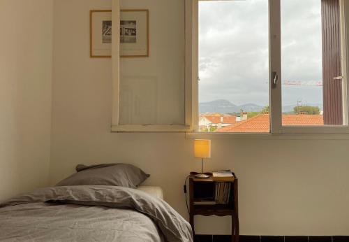サナリー・シュル・メールにあるLe tauroeisのベッドルーム(ベッド1台、窓付)