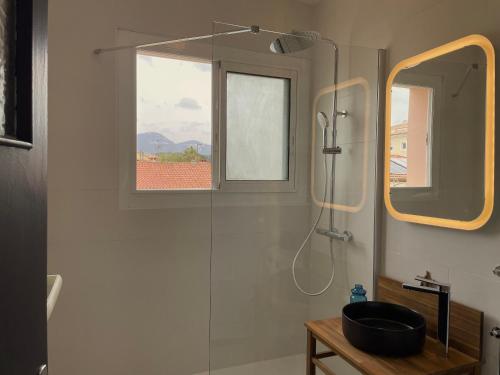 a bathroom with a black sink and a mirror at Hyper Centre Sanary 3 chambres parking balcon clim wifi in Sanary-sur-Mer