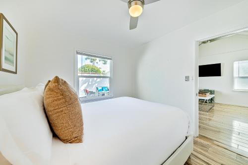 una camera bianca con un letto bianco e una finestra di La Jolla Beach Retreat Casita a San Diego
