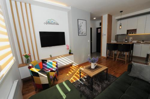 a living room with a couch and a table at Perla apartman Titova vila in Palisad