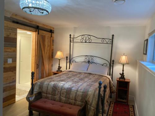 1 dormitorio con cama y lámpara de araña en Cedar Acres Vacation Rental, en Fanny Bay