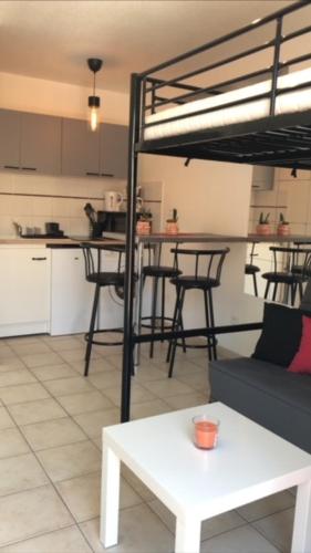 un salon avec un canapé et une table dans l'établissement Raphael 20, à Toulon