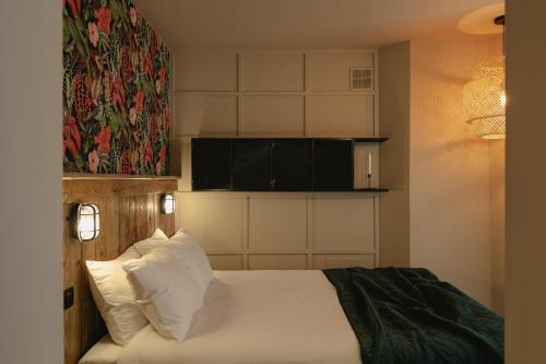 een slaapkamer met een bed met witte lakens en kussens bij City Garage Apartment - Lwowska 9 in Warschau