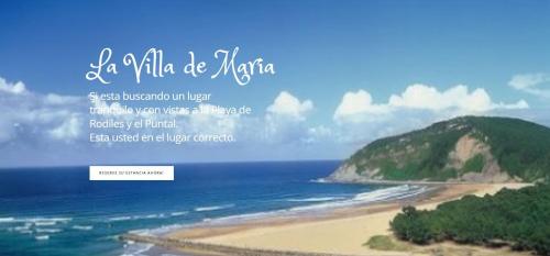 une photo d'une plage avec une montagne dans l'établissement VILLA MARIA I CASA MONICA Y GEORGE PLAYA EL PUNTAL CASA ADOSADA Villaviciosa, à Villaviciosa