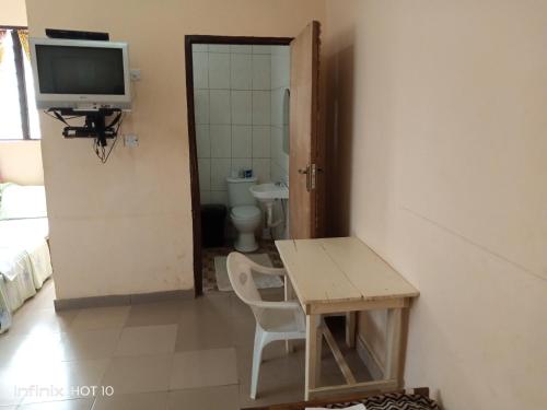 Wli Waterfalls Inn,My Home Your Homeにあるテレビまたはエンターテインメントセンター