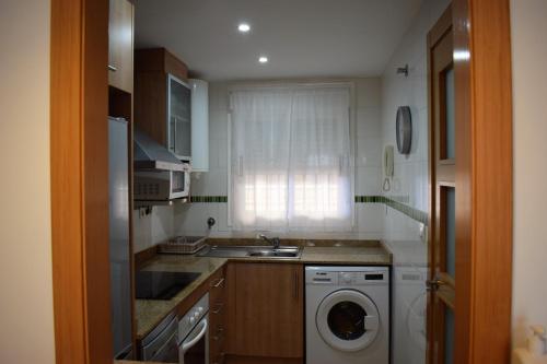 uma cozinha com um lavatório e uma máquina de lavar roupa em Valparaiso Marina Dór Planta 7 em Oropesa del Mar