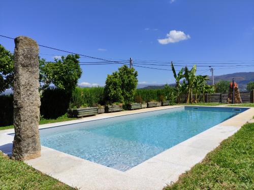 - une piscine au milieu d'une cour dans l'établissement Casas do Paço - Casas de Férias, à Cabeceiras de Basto