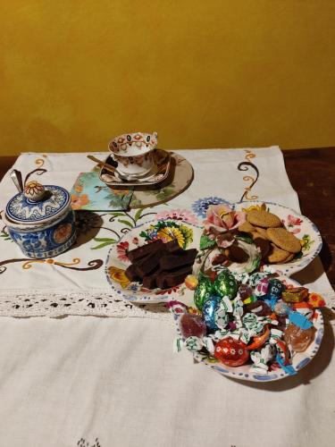 a table with two plates of food and a tea cup at Lovely Casa Paola Villlafranca centro Zimmer Rooms in Villafranca di Verona