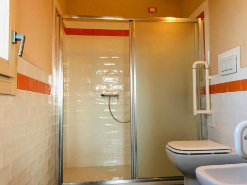 a shower stall in a bathroom with a toilet at B&B Casa Egle in Corbola