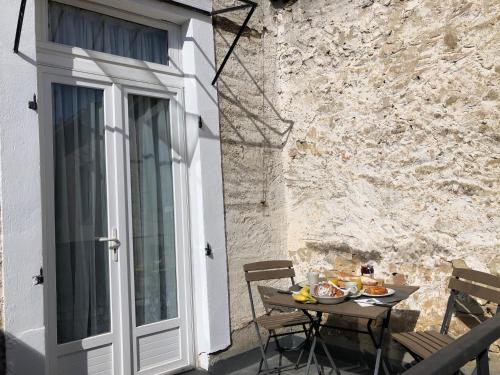 einen Tisch mit Essen neben einem Gebäude in der Unterkunft Résidence Thalassum in Bourbonne-les-Bains