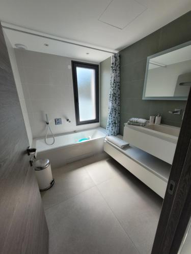 Photo de la galerie de l'établissement Villa avec piscine, à Saint-Raphaël