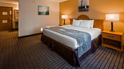 מיטה או מיטות בחדר ב-Best Western Maritime Inn