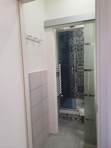 ein Bad mit einer Dusche und einer Glastür in der Unterkunft Il campanile in Laterina