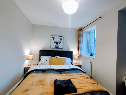 ein Schlafzimmer mit einem großen Bett und einem Fenster in der Unterkunft Crystal Suite 2 -free private parking in North Shields
