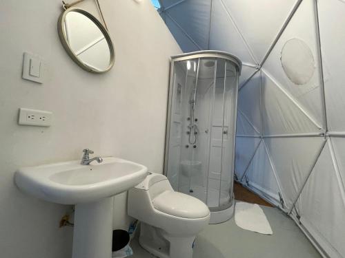 a bathroom with a sink and a toilet and a shower at VíaLáctea Glamping in Loja
