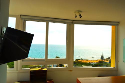 - un salon avec une fenêtre donnant sur l'océan dans l'établissement Calypso's Sea, à Malaga