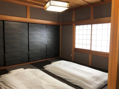Tempat tidur dalam kamar di BIWAKO RESORT Second House