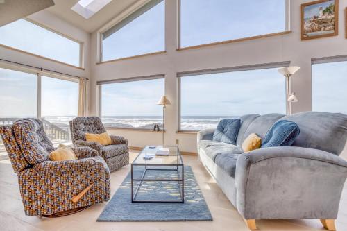a living room with two couches and a table at Kellys Cove in Yachats