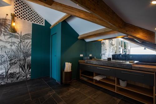 La salle de bains est pourvue d'un lavabo et d'un mur bleu. dans l'établissement MOJITO, à Grand-Case