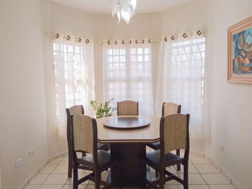 a dining room with a table and chairs at Casa Azul Antares 3 Quartos - Pet Friendly in Londrina