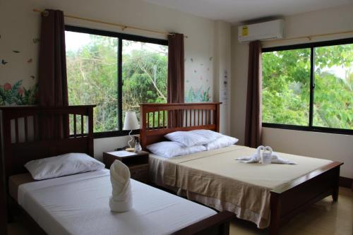 duas camas num quarto com duas janelas em V.P. GO INN em Solangon