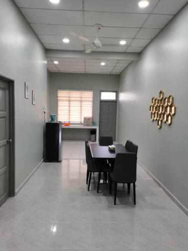 a dining room with a table and chairs at TAMU HOMESTAY in Kuala Terengganu