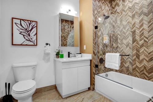 ein Badezimmer mit einem WC, einem Waschbecken und einer Badewanne in der Unterkunft NEW Graceful 1BR Near EWR Free Parking 18 Min NYC in Newark