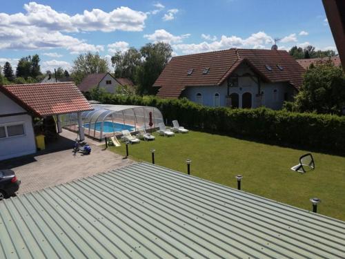 Výhľad na bazén v ubytovaní schönes Ferienhaus mit grossen Pool 250 m vom Balaton alebo v jeho blízkosti