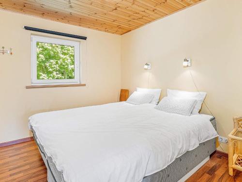 Ένα ή περισσότερα κρεβάτια σε δωμάτιο στο 5 person holiday home in EIDSVÅG
