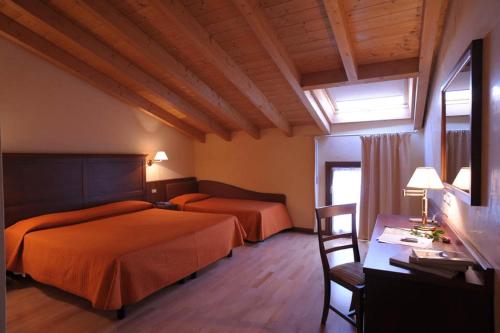 Corte Castelletto tesisinde bir odada yatak veya yataklar