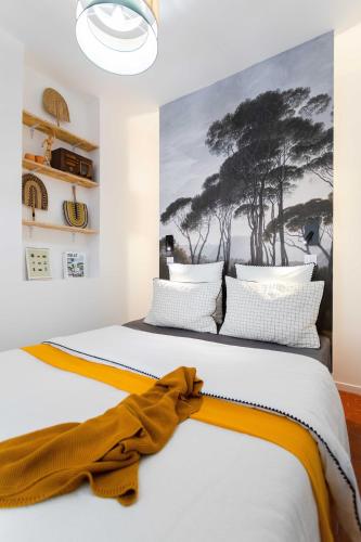 une chambre avec un lit avec une couverture jaune dessus dans l'établissement Grand T3 - 300m de la mer - CLIM, à La Ciotat
