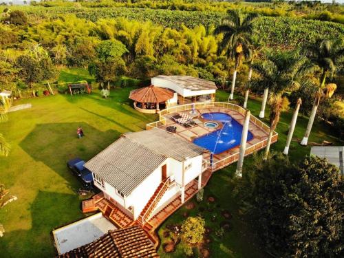 an aerial view of a house with a swimming pool at Alojamiento Campestre Hawaii in Montenegro