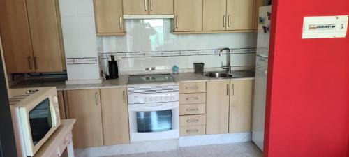 Küche/Küchenzeile in der Unterkunft Apartamento vacacional en Brión, 15280 Río pego