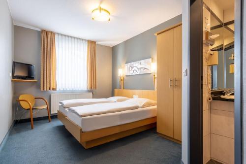 een slaapkamer met een groot bed in een kamer bij Trip Inn Hotel Conti in Keulen