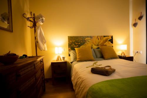 1 dormitorio con 1 cama grande con almohadas amarillas en Apartament SIAT, en Queralbs